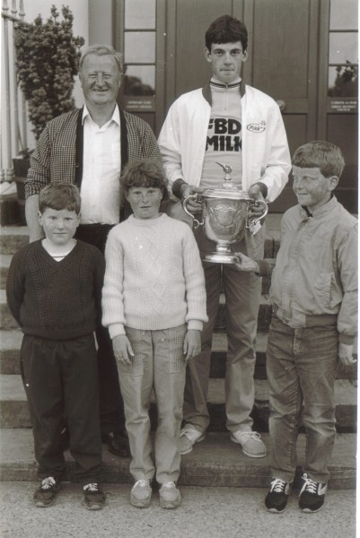 Club President Mick Woods and kids with Ras winner Stephen Soratt 1986